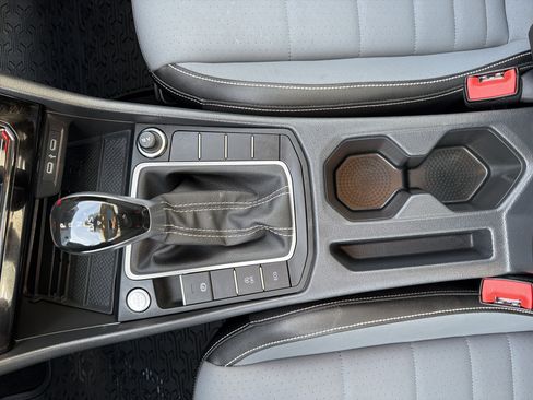 Certified 2025 Volkswagen Jetta SE w/ Sunroof Package image 8