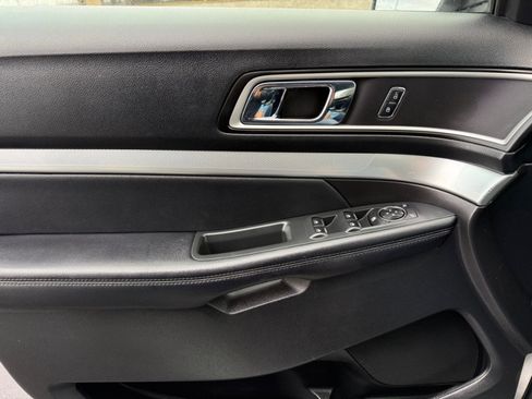 Used 2017 Ford Explorer XLT image 36