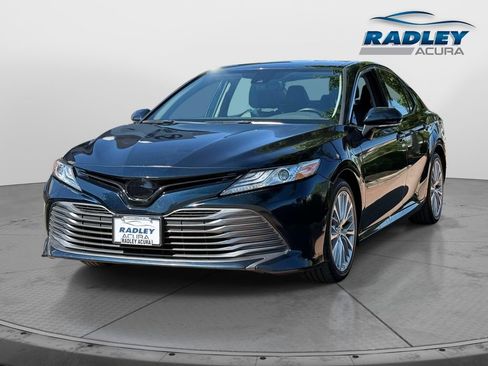 Used 2020 Toyota Camry XLE FWD image 3
