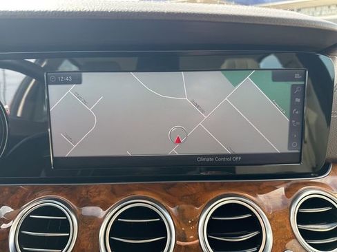 Used 2018 Mercedes-Benz E 400 4MATIC Sedan w/ Premium 3 Package (Q03) image 11