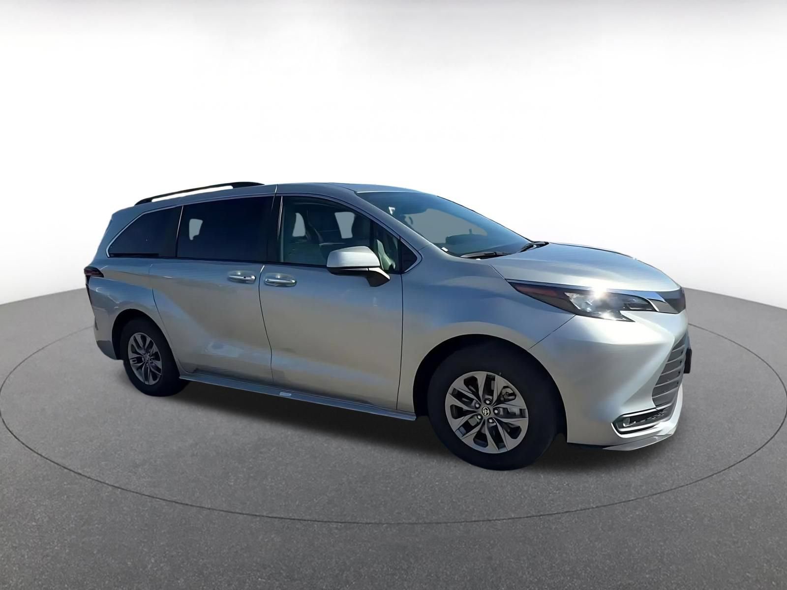 Used 2025 Toyota Sienna XLE FWD image 2