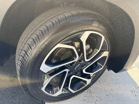 Used 2025 Chevrolet Trax RS w/ Sunroof Package image 9