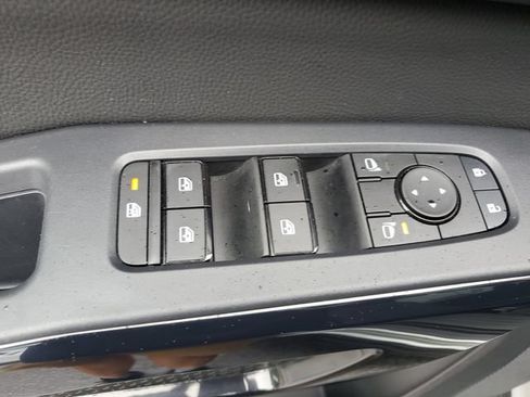 Used 2025 Nissan Pathfinder SV w/ SV Premium Package FWD image 23