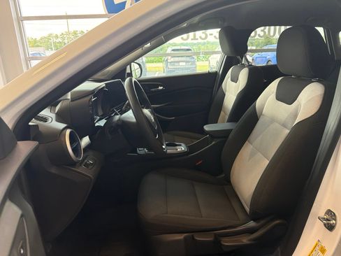 Used 2024 Chevrolet Trax LS w/ LS Convenience Package FWD image 12