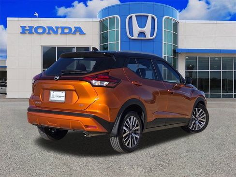 Used 2024 Nissan Kicks SV image 3