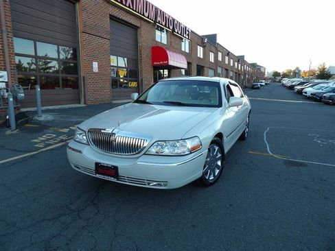 Used 2007 Lincoln Town Car Designer Series image 2