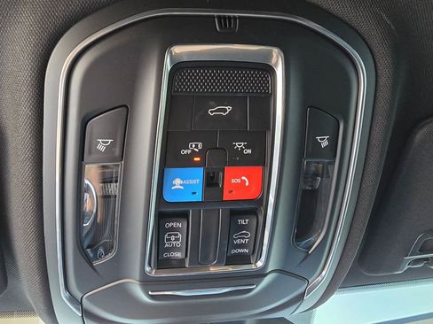 Used 2025 Jeep Grand Cherokee Altitude image 27