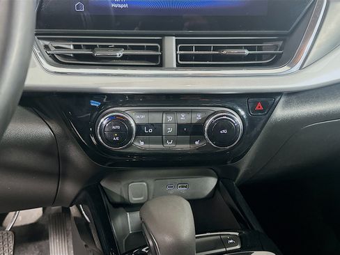 Used 2025 Chevrolet Trax LT w/ LT Convenience Package FWD image 22