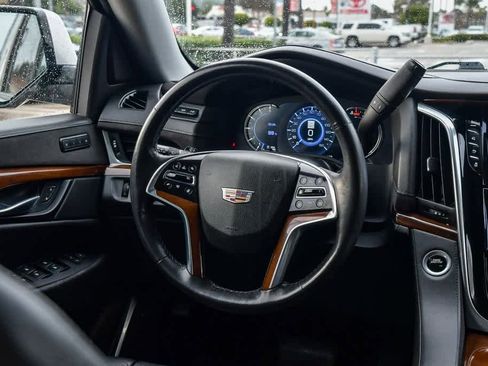 Used 2020 Cadillac Escalade Luxury image 12