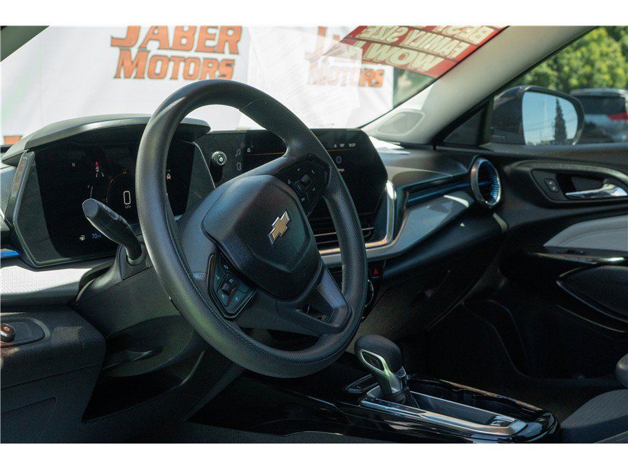 Used 2024 Chevrolet Trax LT FWD image 31
