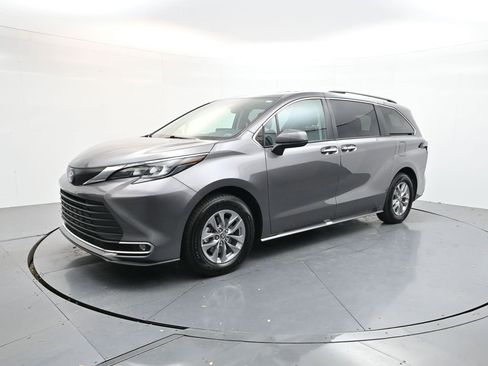 Used 2024 Toyota Sienna XLE image 1