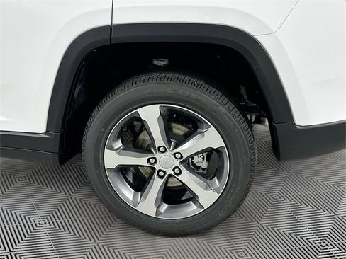 New 2025 Jeep Grand Cherokee Limited w/ Luxury Tech Group II image 16