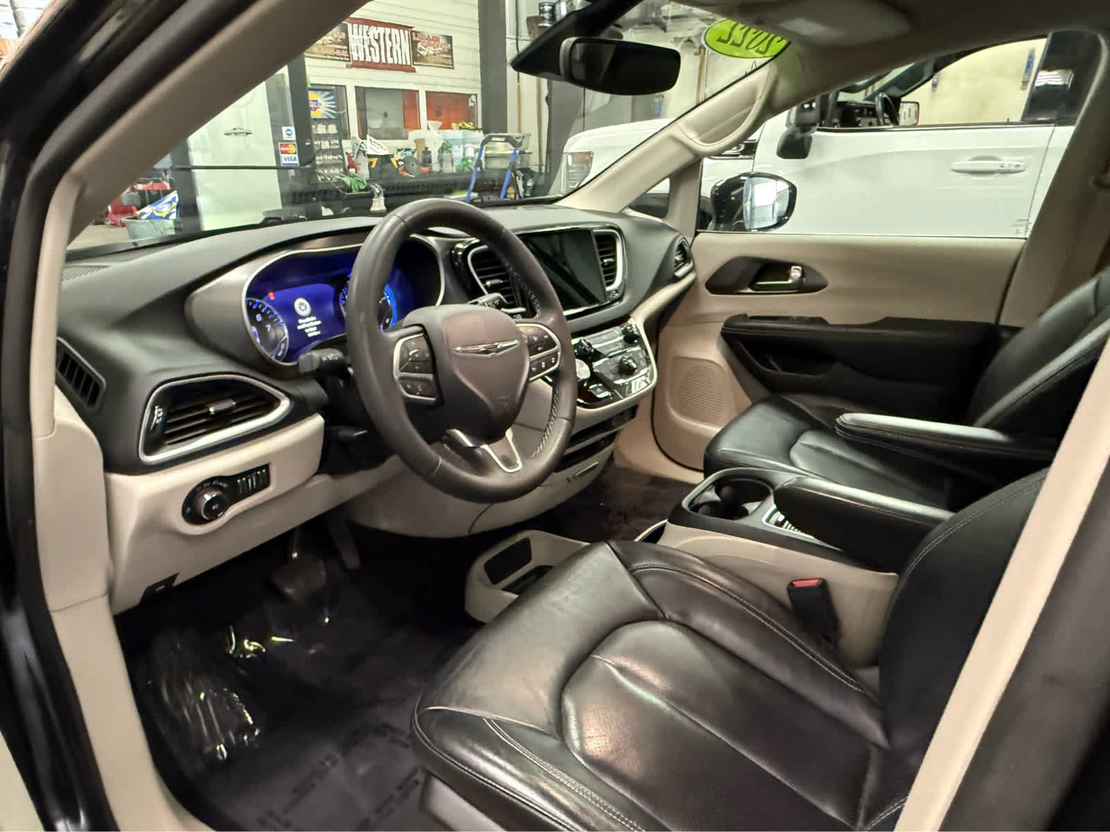 Used 2022 Chrysler Pacifica Touring-L FWD image 9
