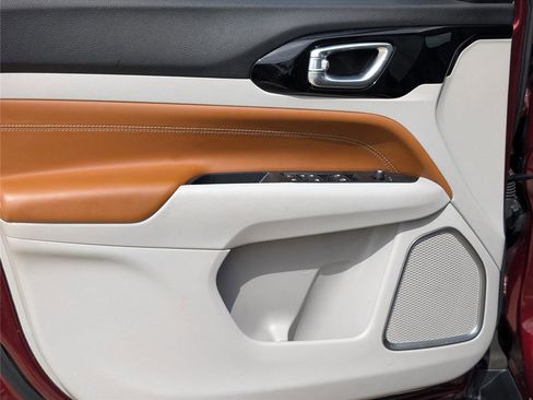 Used 2022 Jeep Compass Limited image 11