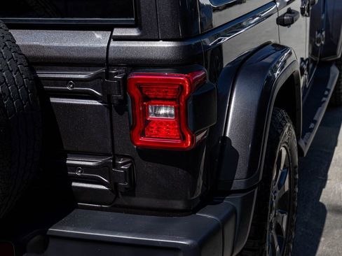 Used 2018 Jeep Wrangler Unlimited Sahara AWD/4WD image 38