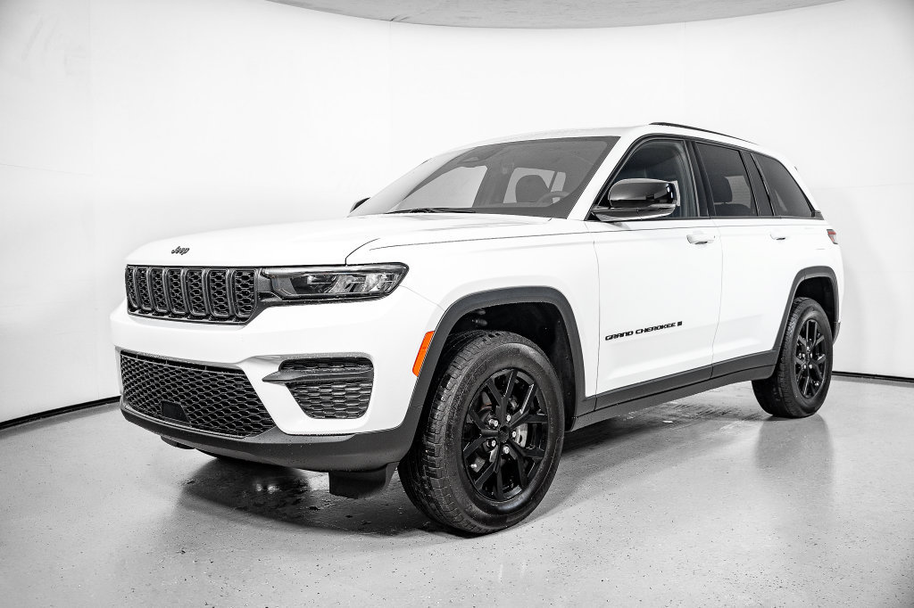 Used 2025 Jeep Grand Cherokee Altitude w/ Trailer Tow Package RWD image 19