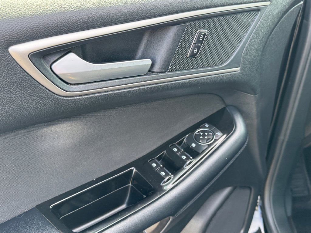 Used 2018 Ford Edge SEL FWD image 19