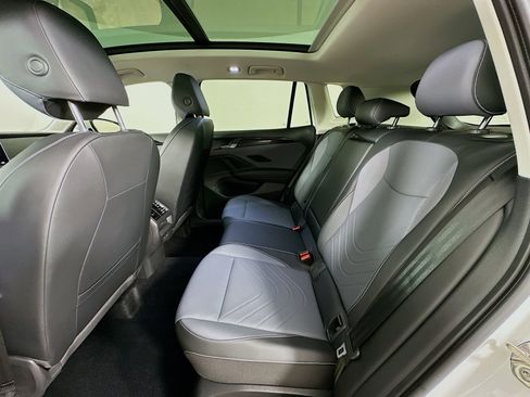 Used 2025 Volkswagen Tiguan SE AWD/4WD image 37