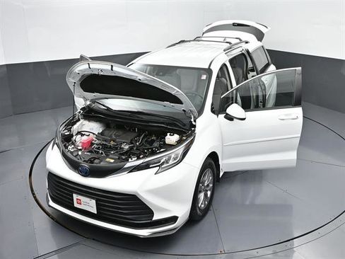 Certified 2022 Toyota Sienna LE FWD image 50