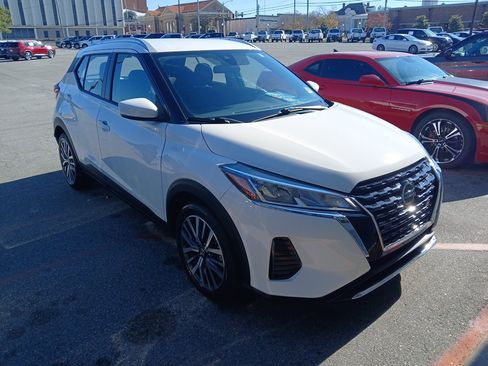 Used 2021 Nissan Kicks SV image 2