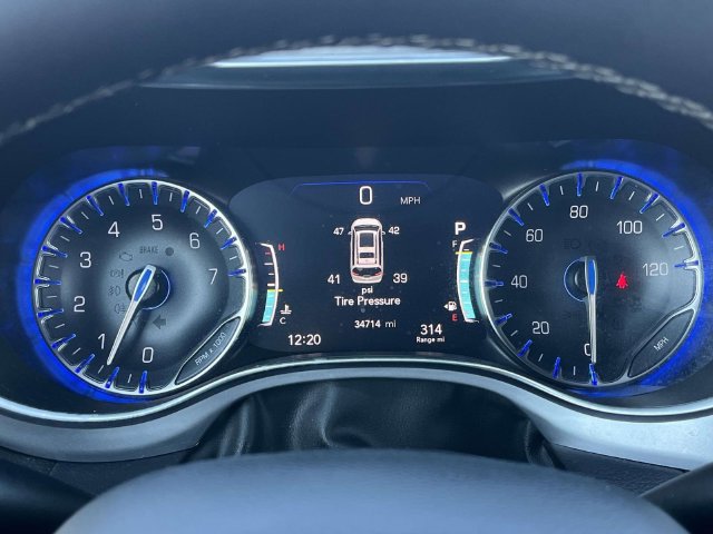 Used 2025 Chrysler Pacifica Limited FWD image 42