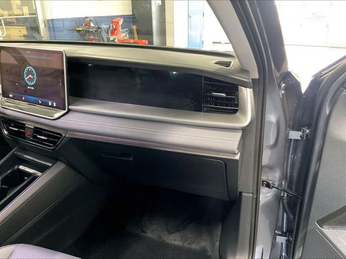 Used 2025 Volkswagen Tiguan SE w/ Panoramic Sunroof Package AWD/4WD image 13