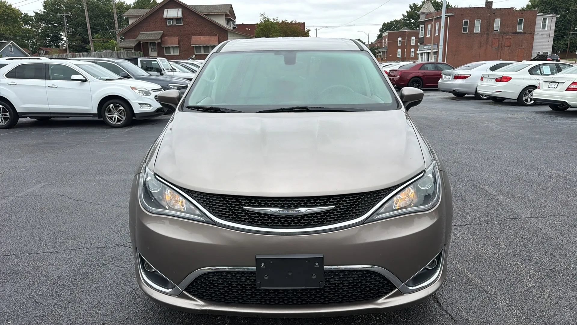 Used 2017 Chrysler Pacifica Touring Plus w/ Tire & Wheel Group FWD image 2