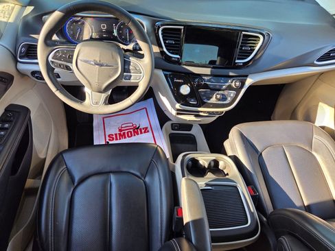 Used 2023 Chrysler Pacifica Touring-L FWD image 13