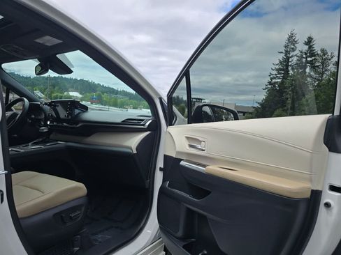 Used 2021 Toyota Sienna XLE FWD image 28