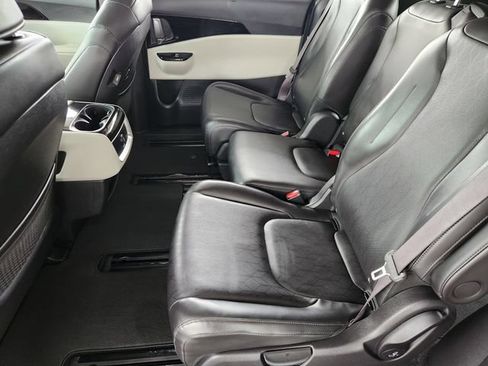 Used 2022 Kia Carnival EX FWD image 28