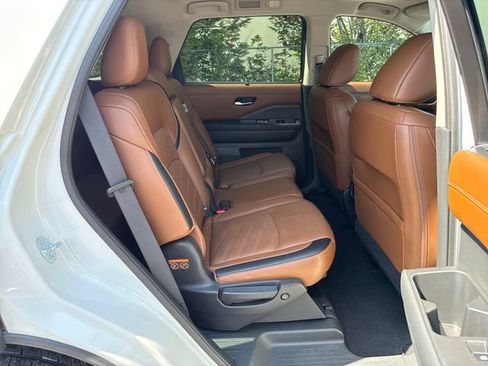 Used 2023 Nissan Pathfinder Platinum w/ Cargo Package AWD/4WD image 10