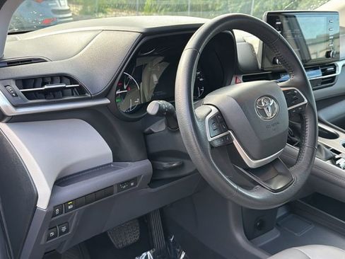 Certified 2024 Toyota Sienna XLE FWD image 22