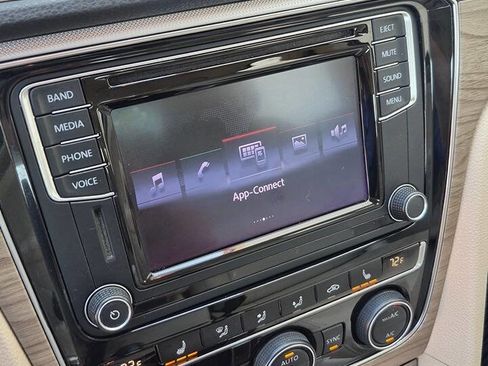 Used 2016 Volkswagen Passat 1.8T SE w/ Lighting Package (P06) FWD image 35