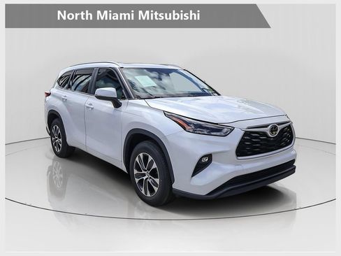 Used 2023 Toyota Highlander XLE FWD image 1