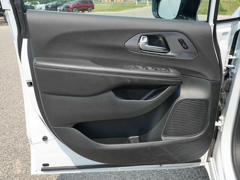 Used 2026 Chrysler Pacifica Select FWD image 23