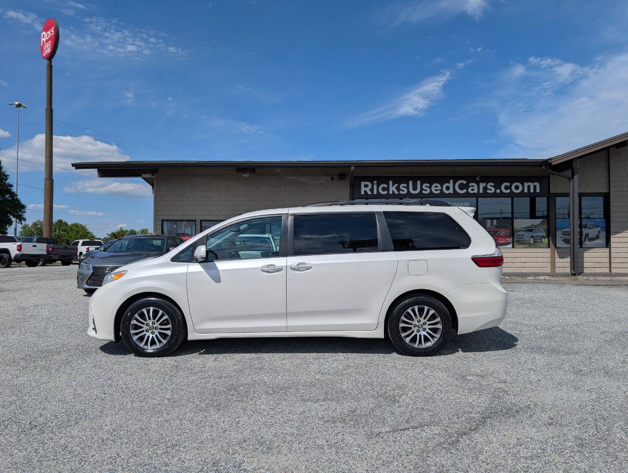 Used 2020 Toyota Sienna XLE w/ XLE Navigation Package FWD image 11