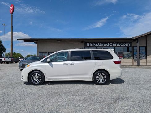 Used 2020 Toyota Sienna XLE w/ XLE Navigation Package FWD image 11