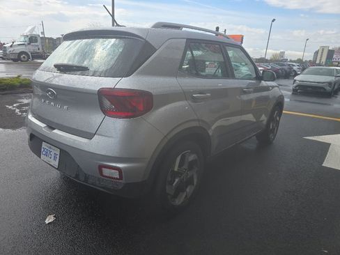 Used 2025 Hyundai Venue SEL FWD image 4