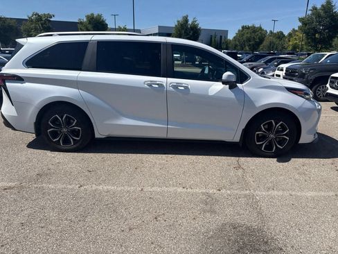 Used 2025 Toyota Sienna Platinum AWD/4WD image 4