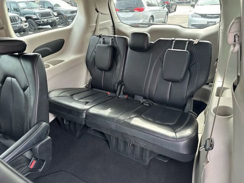 Used 2023 Chrysler Pacifica Touring-L image 11