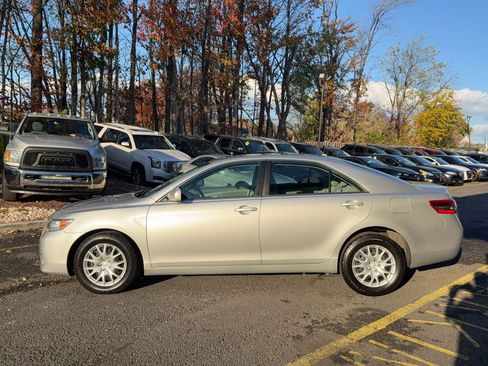 Used 2010 Toyota Camry LE image 3