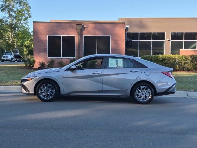 Used 2026 Hyundai Elantra Hybrid FWD image 10