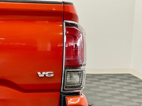 Used 2018 Toyota Tacoma TRD Sport AWD/4WD image 14
