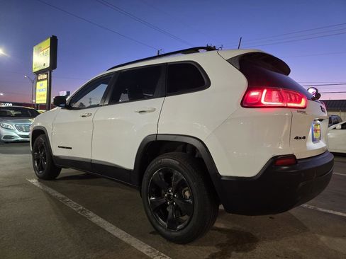 Used 2019 Jeep Cherokee Latitude Plus AWD/4WD image 7