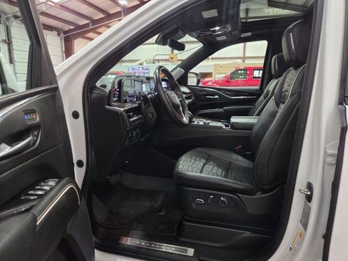 Used 2023 Cadillac Escalade ESV Sport Platinum w/ LPO, ONYX Package image 7