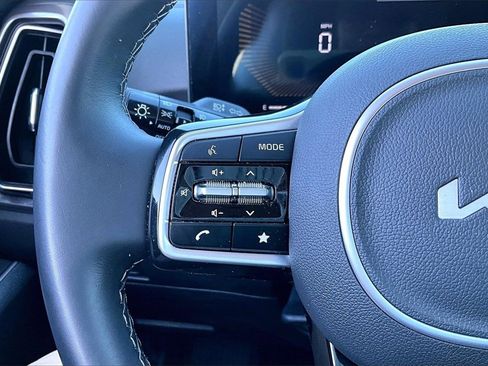 Certified 2025 Kia Sorento EX w/ Panoramic Sunroof Package image 20