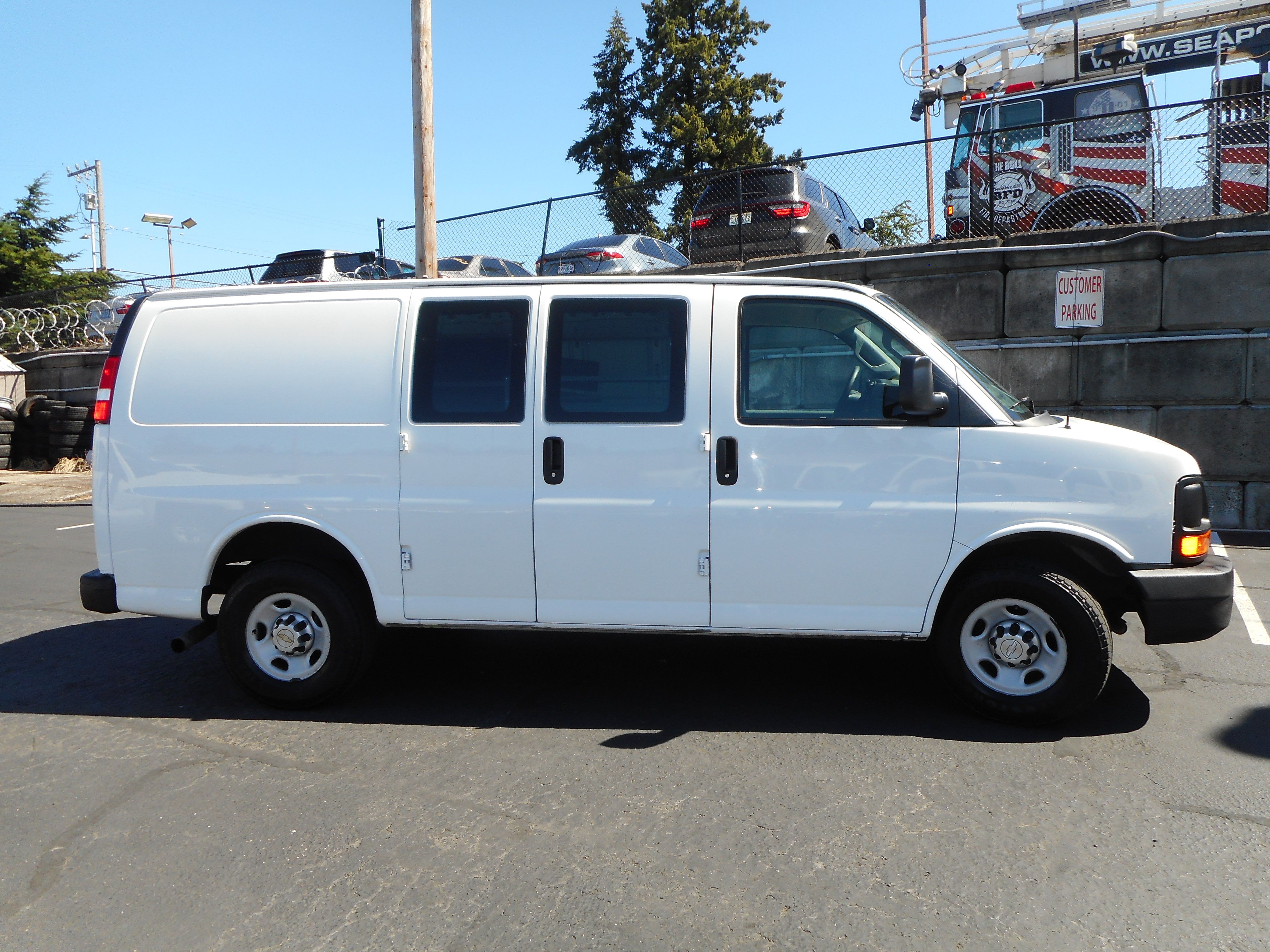 Used 2016 Chevrolet Express 2500 RWD image 6
