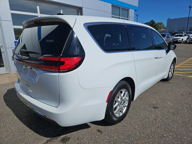 Used 2025 Chrysler Pacifica Select FWD image 7