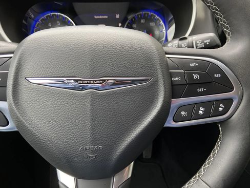Used 2025 Chrysler Pacifica Select FWD image 15