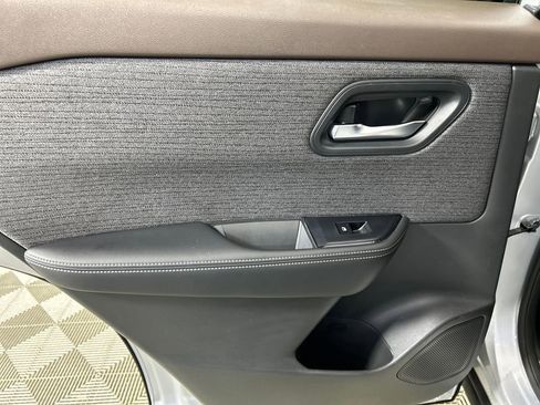 Used 2023 Nissan Rogue SV image 16